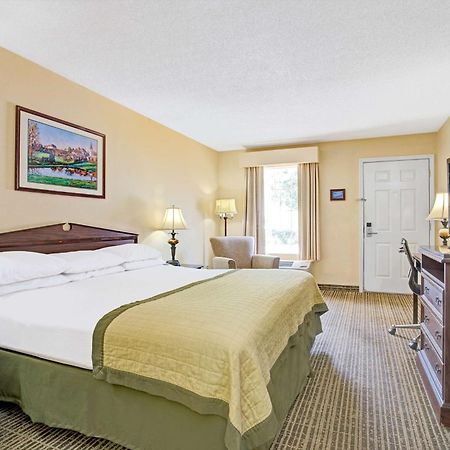 Baymont By Wyndham Smithfield Hotel Exterior photo